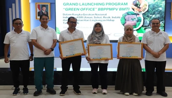DEDIKASI BERBUAH PRESTASI, TIGA PEGAWAI TERBAIK BBPPMPV BMTI TERIMA PENGHARGAAN